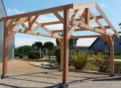 Les abris terrasse et carports issus d'ossatures en bois Douglas font d'excellentes structures